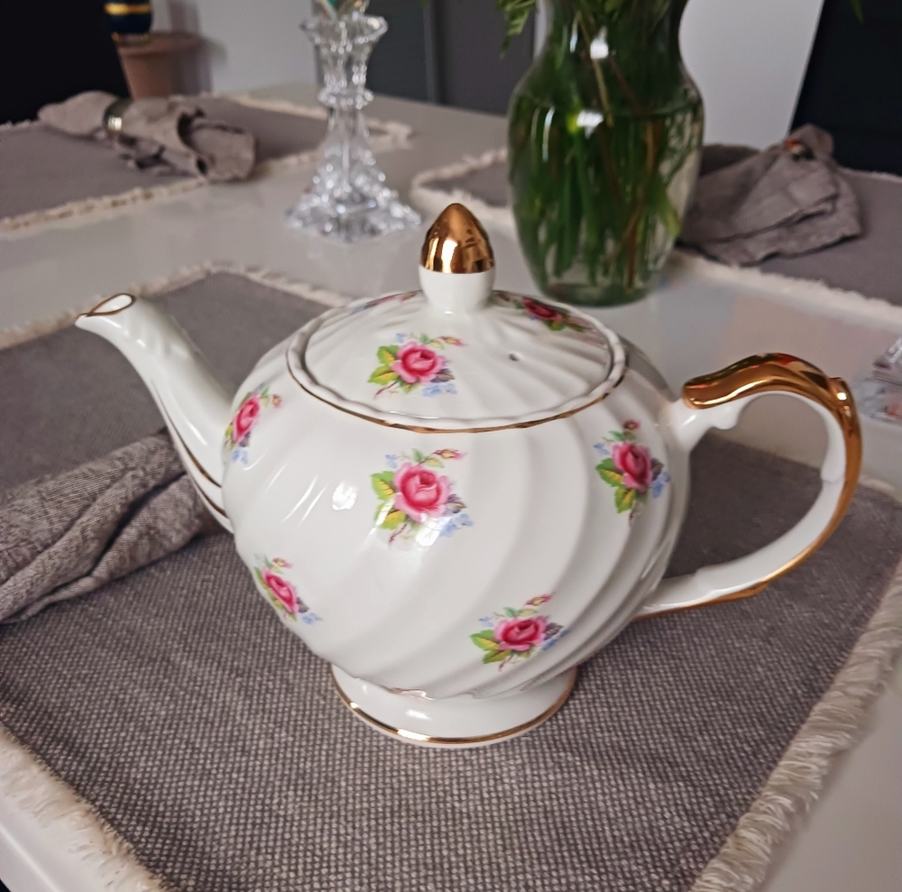 Vintage Sadler Ellgreave Teapot with 10k Gold Accents.  England 1940s. EUC